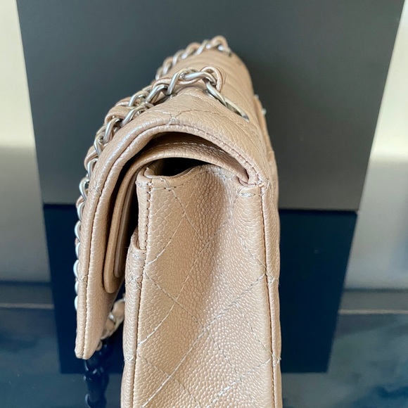 Chanel Classic Flap - Medium - Picture 5 of 10